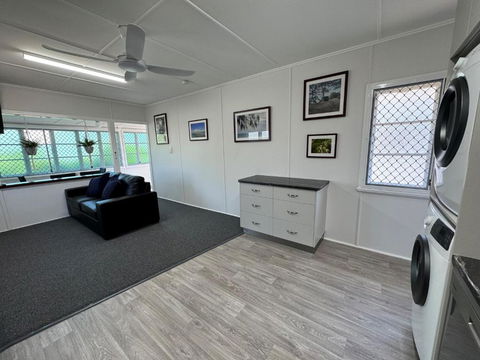 Essex Court - Beach House Motel - Sunshine Coast Guide 4