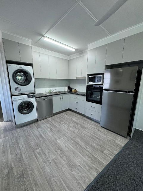 Essex Court - Beach House Motel - Sunshine Coast Guide 2