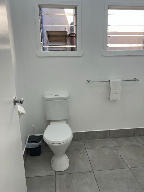 Essex Court - Beach House Motel - Sunshine Coast Guide 1