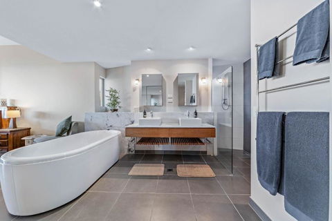 Executive Whitsunday Penthouse At 40 Reflections - Sunshine Coast Guide 2
