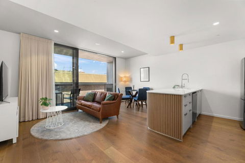 Experience Elegance In This Chic 1-Bed Unit - Sunshine Coast Guide 0