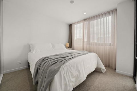 Experience Elegance In This Chic 1-Bed Unit - Sunshine Coast Guide 2