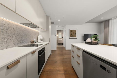 Experience Elegance In This Chic 1-Bed Unit - Sunshine Coast Guide 3