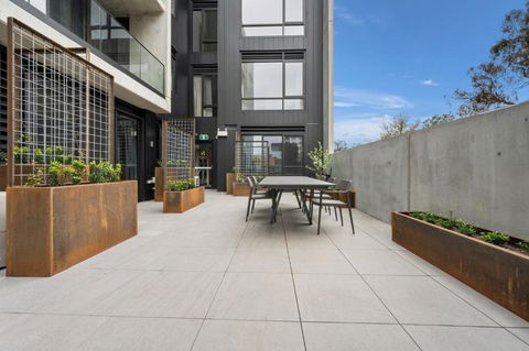 Experience Elegance In This Chic 1-Bed Unit - Sunshine Coast Guide 1