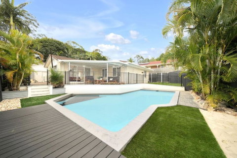 Family Escape Serene Oasis With Pool And AC - Sunshine Coast Guide 0