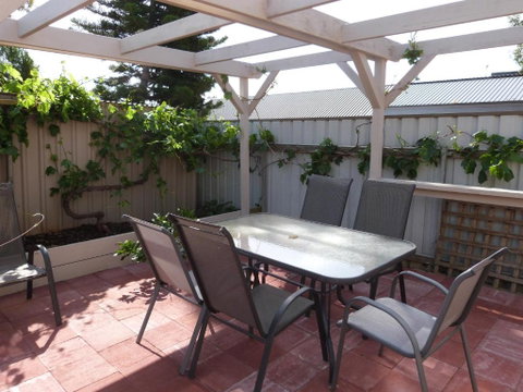 Fullarton Motor Lodge - Sunshine Coast Guide 1
