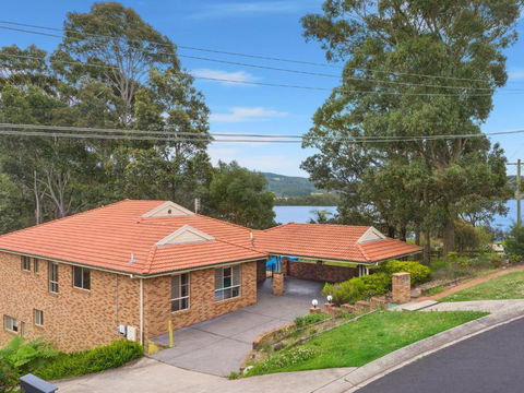 Gareth House - Sunshine Coast Guide 0