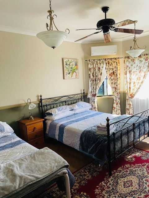GOLDEN LACE B&B - Sunshine Coast Guide 2