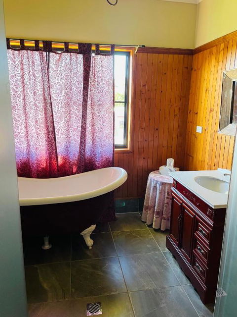 GOLDEN LACE B&B - Sunshine Coast Guide 3