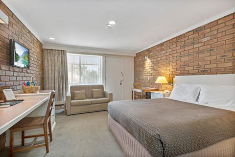 Golden Square Motor Inn - Sunshine Coast Guide 1