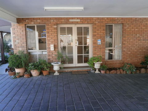 Golden Square Motor Inn - Sunshine Coast Guide 2