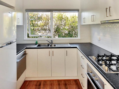 Glen Iris, Quiet Boutique 2 Bedroom Netflix, WIFI, Parking, Free Wine - Sunshine Coast Guide 4