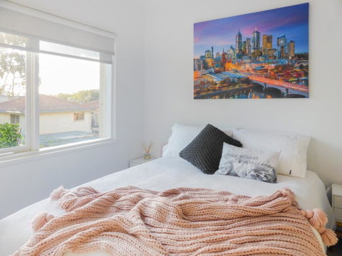 Glen Iris, Quiet Boutique 2 Bedroom Netflix, WIFI, Parking, Free Wine - Sunshine Coast Guide 3