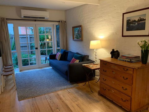 Garden Cottage St Kilda - Sunshine Coast Guide 4