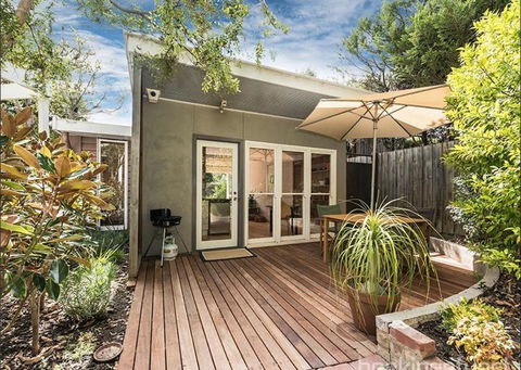 Garden Cottage St Kilda - Sunshine Coast Guide 0
