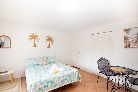 GORGEOUS STUDIO + 100M TO BEACH + POOL - Sunshine Coast Guide 0