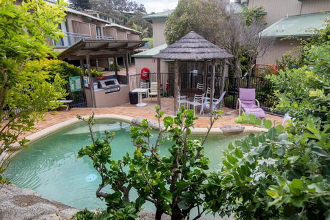 GORGEOUS STUDIO + 100M TO BEACH + POOL - Sunshine Coast Guide 1
