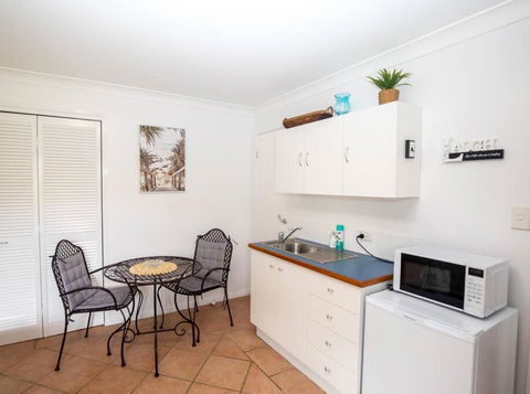 GORGEOUS STUDIO + 100M TO BEACH + POOL - Sunshine Coast Guide 2