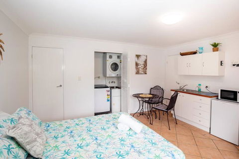 GORGEOUS STUDIO + 100M TO BEACH + POOL - Sunshine Coast Guide 4