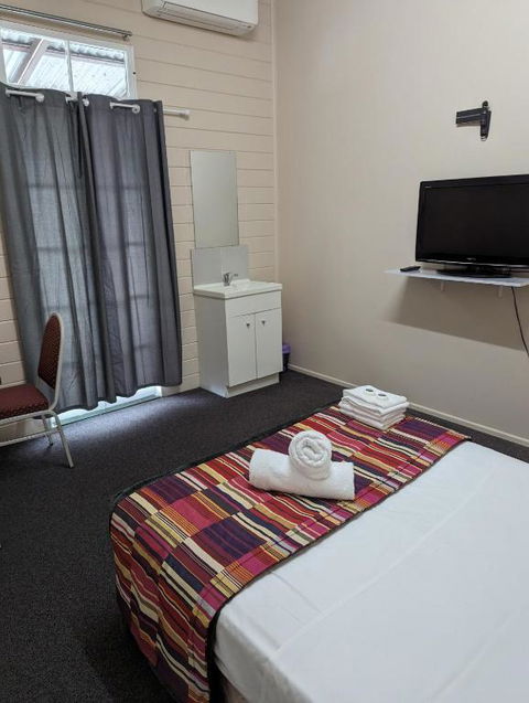 GRAND CENTRAL HOTEL PROSERPINE - Sunshine Coast Guide 3