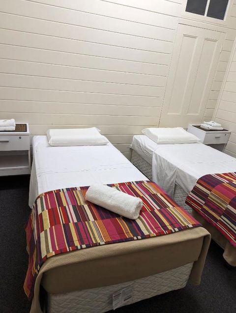GRAND CENTRAL HOTEL PROSERPINE - Sunshine Coast Guide 4
