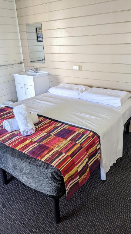 GRAND CENTRAL HOTEL PROSERPINE - Sunshine Coast Guide 0