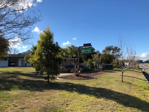 Green Door Motel - Sunshine Coast Guide 1