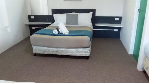 Green Door Motel - Sunshine Coast Guide 2