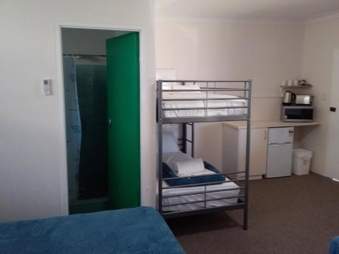 Green Door Motel - Sunshine Coast Guide 3