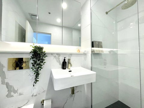 GREEN Skyline View2BR Close To Easter Show - Sunshine Coast Guide 1