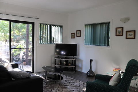GREEN TREES CHALET Australia Zoo Close By - Sunshine Coast Guide 3