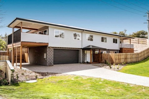 HALE KUPA Rye Beach House Spa Table Tennis - Sunshine Coast Guide 1