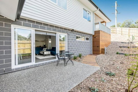 HALE KUPA Rye Beach House Spa Table Tennis - Sunshine Coast Guide 2