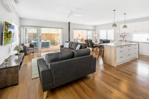 HALE KUPA Rye Beach House Spa Table Tennis - Sunshine Coast Guide 0