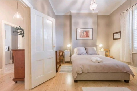 Henry Morcomb 2 Bdrm Sleeps 4 WiFi - Sunshine Coast Guide 2