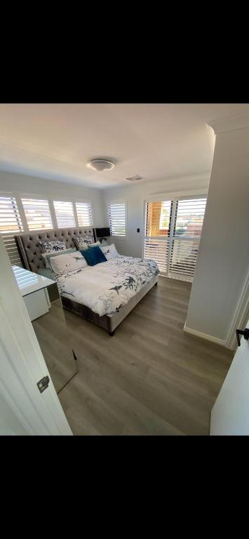 Hillarys Sea-View Panoramic Living - Sunshine Coast Guide 3