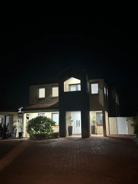 Hillarys Sea-View Panoramic Living - Sunshine Coast Guide 1