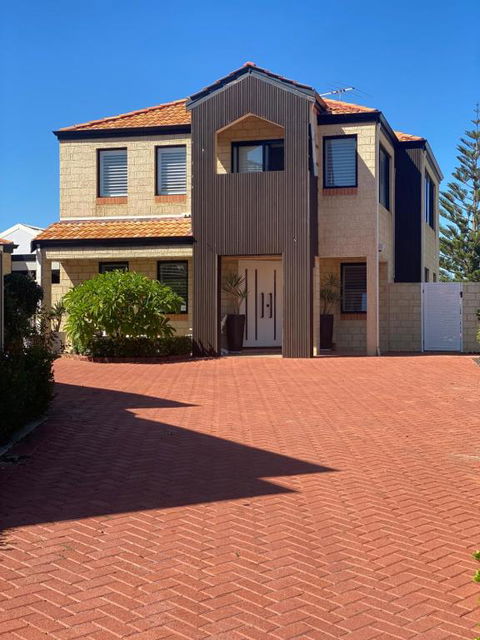 Hillarys Sea-View Panoramic Living - Sunshine Coast Guide 0