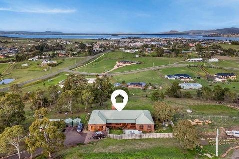 Hilltop Retreat, Water Views - Sunshine Coast Guide 1