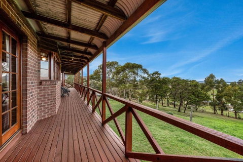 Hilltop Retreat, Water Views - Sunshine Coast Guide 2