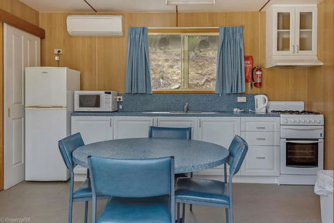 Hobart Bush Cabins - Sunshine Coast Guide 3