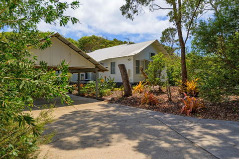 Ibis 15 - Sunshine Coast Guide 1