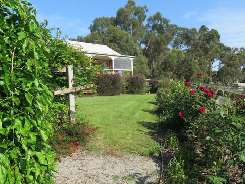 Honeyeater Cottage - Sunshine Coast Guide 3