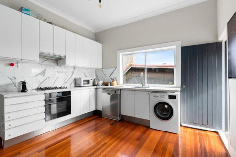 Huge Harbour View Apartment In Historic Home - Sunshine Coast Guide 3