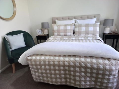 Hunter Cottage Euroa - SHORT TERM RENTAL - Sunshine Coast Guide 3