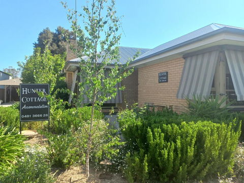 Hunter Cottage Euroa - SHORT TERM RENTAL - Sunshine Coast Guide 1
