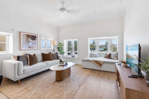 Iconic Bondi Beach Panorama From Stylish Retreat - Sunshine Coast Guide 0