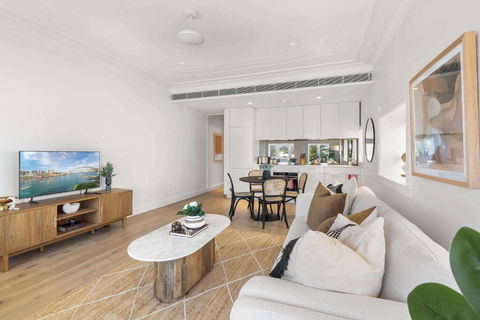 Iconic Bondi Beach Panorama From Stylish Retreat - Sunshine Coast Guide 1