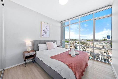 Iconic Sydney Harbour Bridge View - Sunshine Coast Guide 3