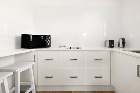 Idyllic Unit In Little Manly - Steps From The Sand - Sunshine Coast Guide 0